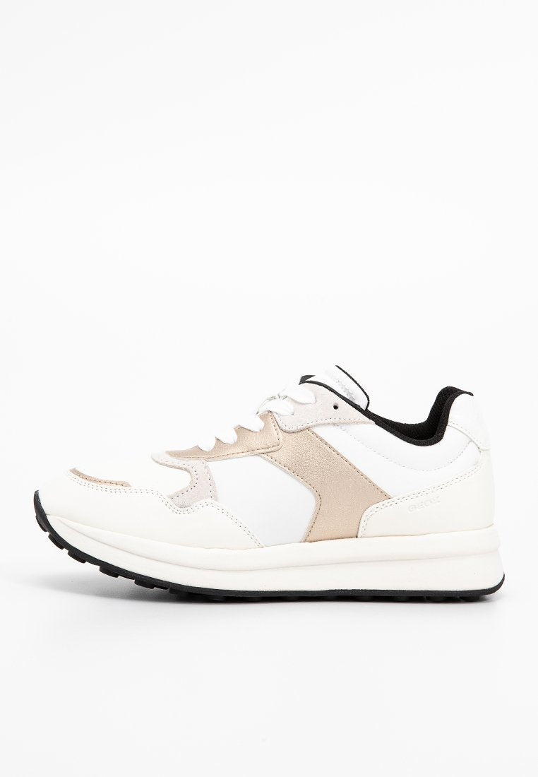 Weiße und beigefarbene Low-Top-Sneaker mit einem schwarzen gepolsterten Kragen und weißen Schnürsenkeln, die über strukturierte Seitenpanels und eine schwarze Gummisohle verfügen.