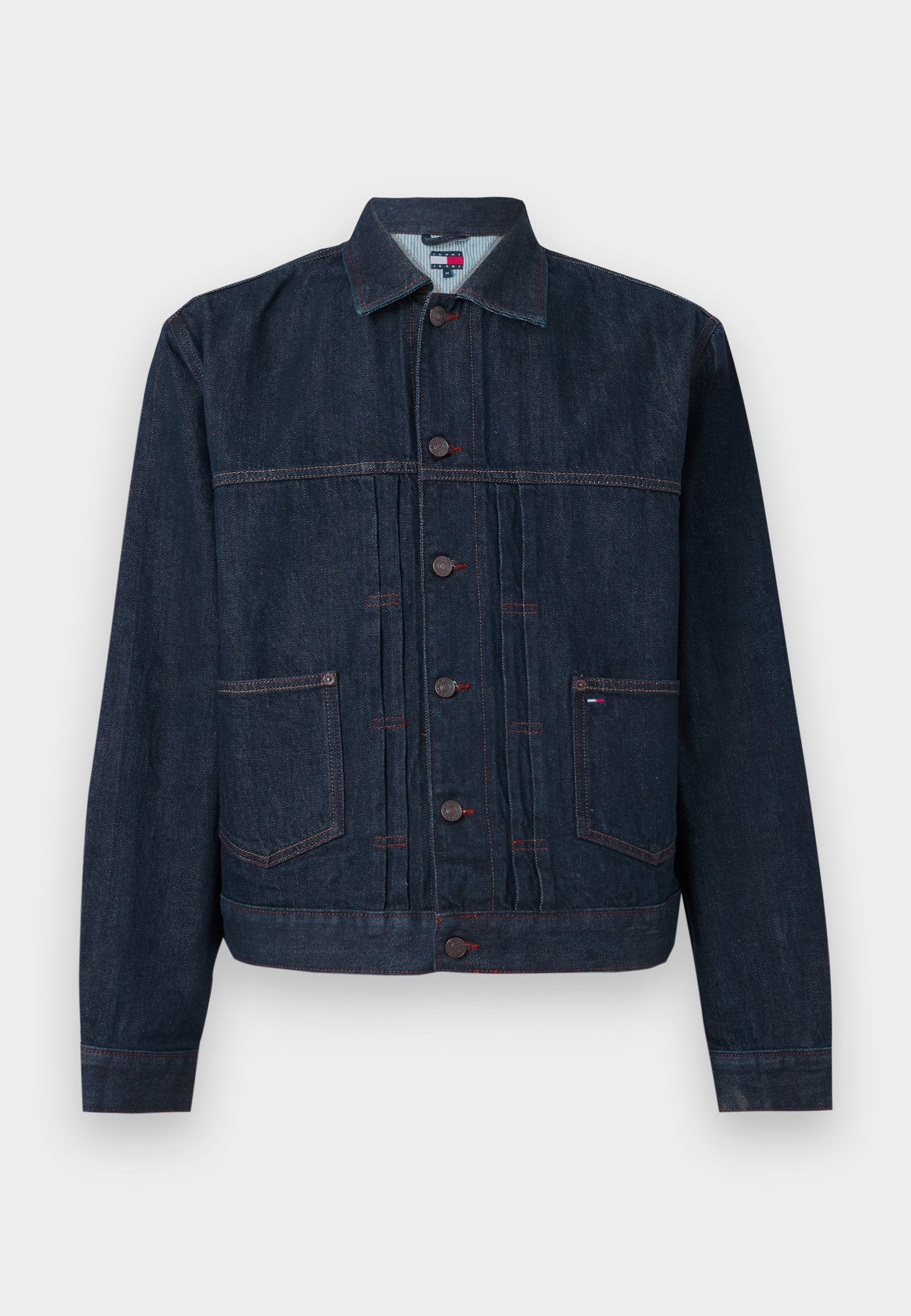 Dunkelblaues Denim-Jackett mit Knopfverschluss, zwei Vorderaschen, langen Ärmeln und Kragen, flach auf einem hellen Hintergrund ausgelegt.
