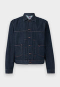 Dunkelblaues Denim-Jackett mit Knopfverschluss, zwei Vorderaschen, langen Ärmeln und Kragen, flach auf einem hellen Hintergrund ausgelegt.