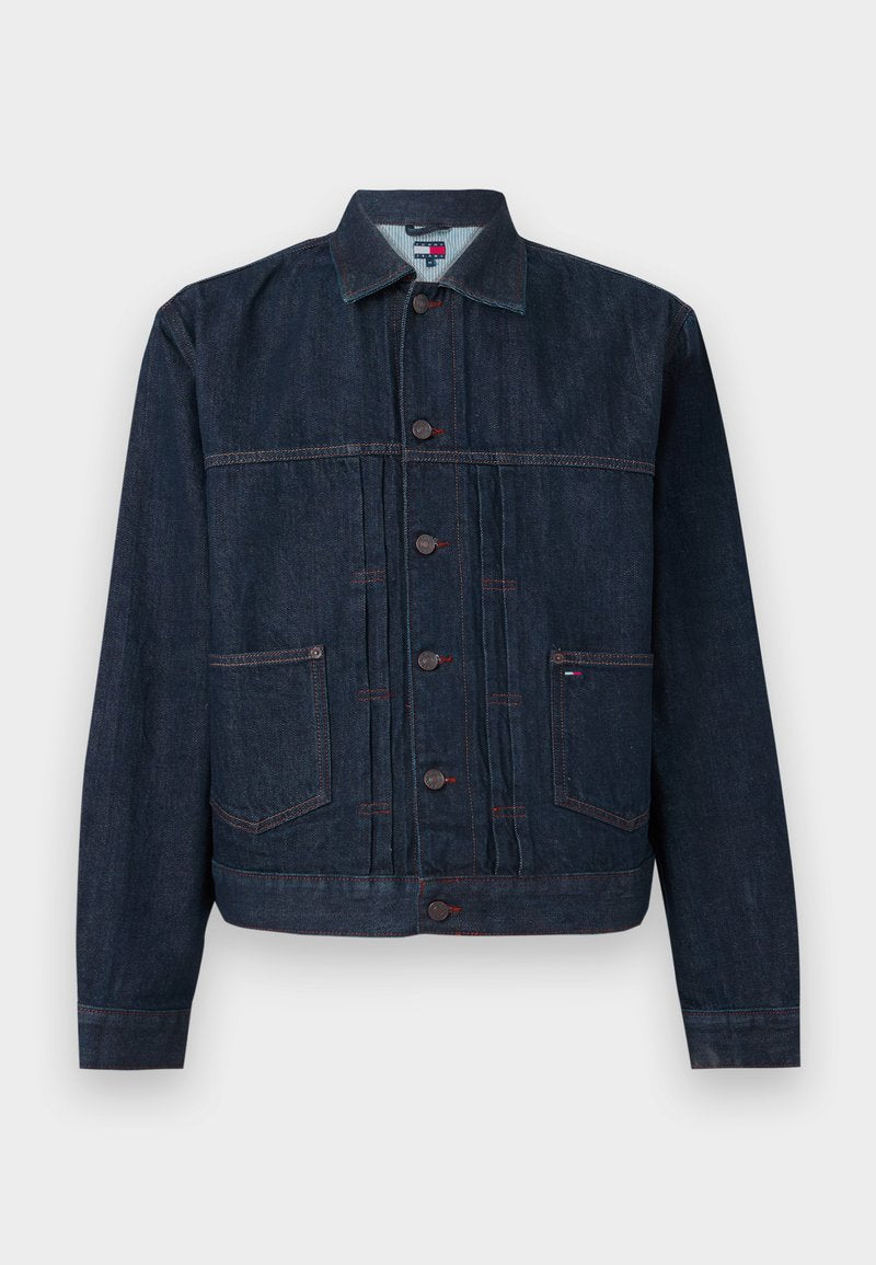 Dunkelblaues Denim-Jackett mit Knopfverschluss, zwei Vorderaschen, langen Ärmeln und Kragen, flach auf einem hellen Hintergrund ausgelegt.