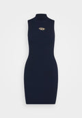 Marineblaues, geripptes ärmelloses Kleid mit hohem Ausschnitt und einem goldenen Emblem als Akzent auf der Brust. Das Material sieht weich und figurbetont aus.