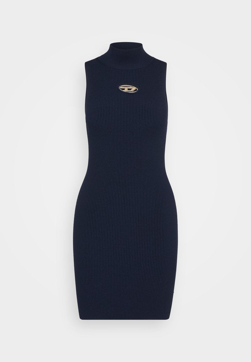 Marineblaues, geripptes ärmelloses Kleid mit hohem Ausschnitt und einem goldenen Emblem als Akzent auf der Brust. Das Material sieht weich und figurbetont aus.
