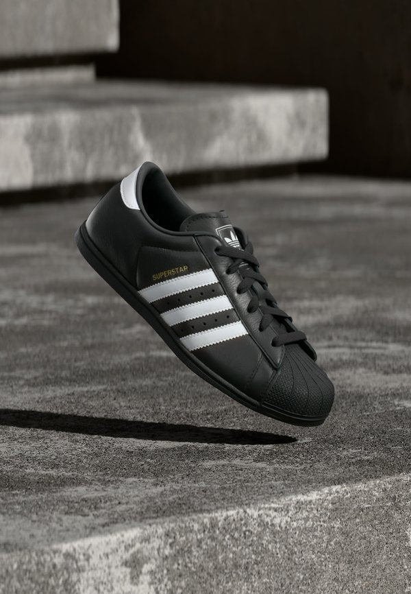 adidas Originals SUPERSTAR LO PRO W - Trainers - core black/footwear white/gold-coloured metallic