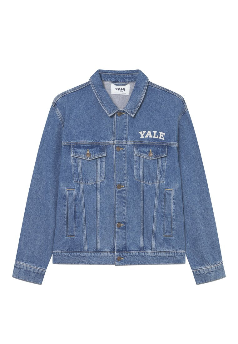 Jeansjacke in Hellblau mit Kragen, langen Ärmeln, zwei Brusttaschen und einem weißen Yale-Logo auf der linken Seite.