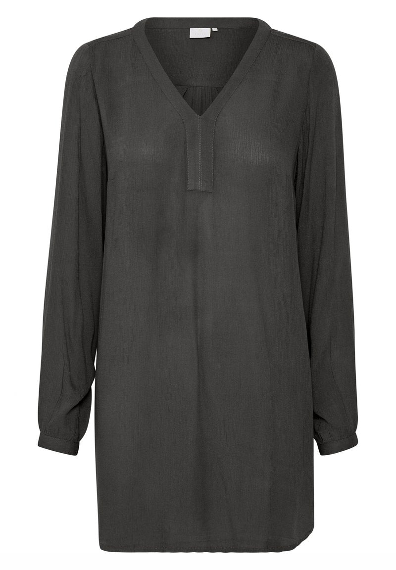Dunkelgraue Bluse mit langen Ärmeln, die über einen V-Auschnitt, einen lockeren Sitz und einen weichen Textil verfügt, mit mittellanger Schnittführung und gerafften Ärmeln.