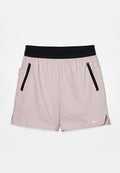 Helle pinke Sportshorts mit einem schwarzen elastischen Bund, seitlichen Reißverschlusstaschen, Mesh-Akzenten und einem kleinen weißen Nike-Logo auf der Vorderseite.
