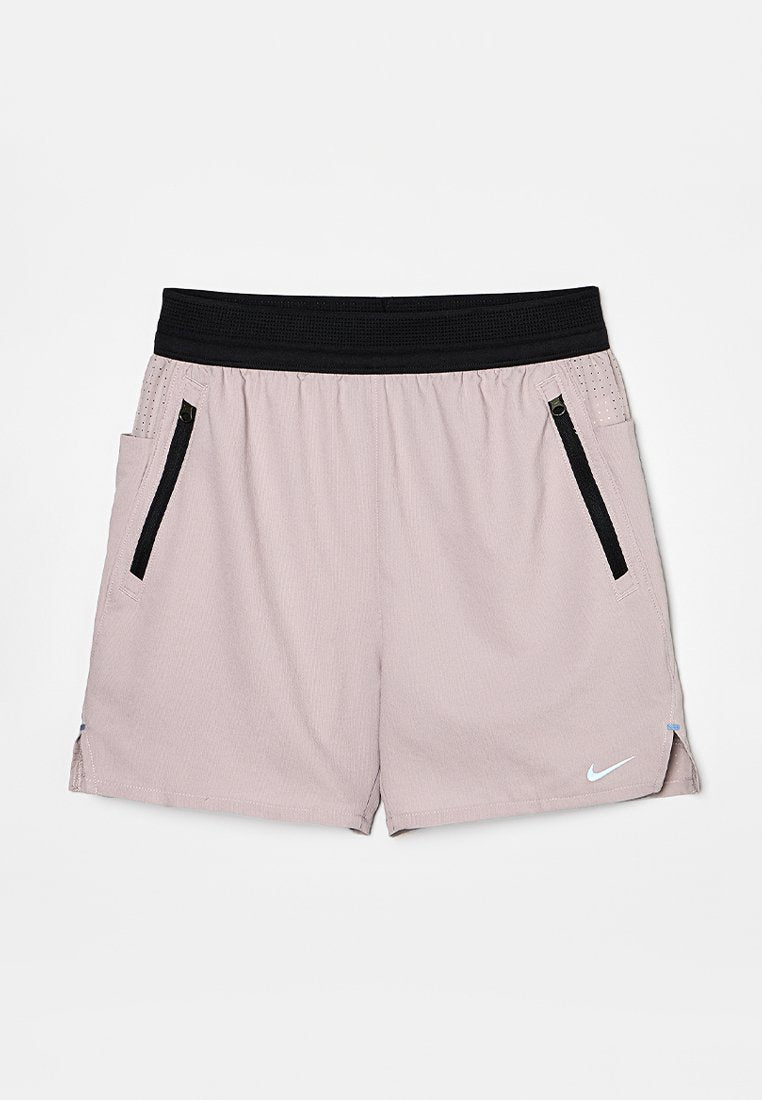 Helle pinke Sportshorts mit einem schwarzen elastischen Bund, seitlichen Reißverschlusstaschen, Mesh-Akzenten und einem kleinen weißen Nike-Logo auf der Vorderseite.