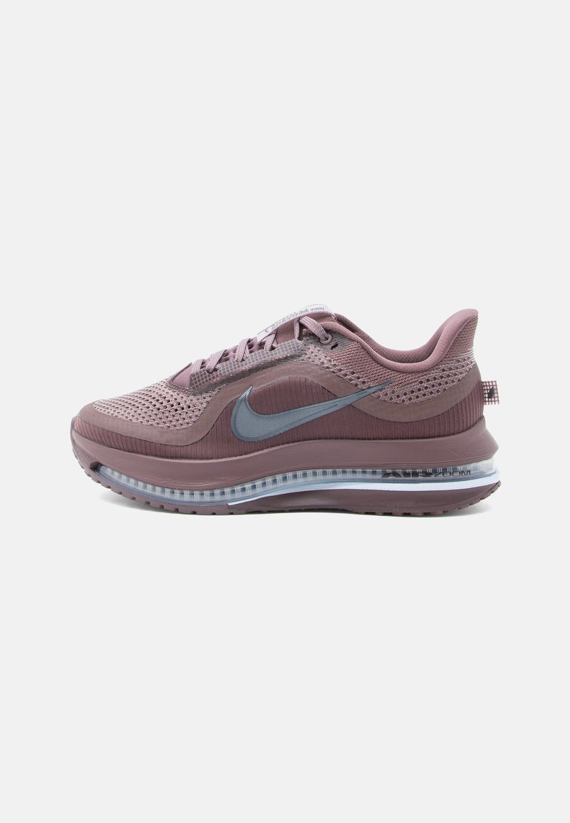 Nike Sportschuh in Mauve mit einem Obermaterial aus Mesh, gepolstertem Kragen und hellgrauen Akzenten. Verfügt über eine sichtbare Luftkammer in der Sohle für Dämpfung.