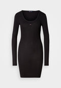 Schwarzes langärmliges Kleid mit gerippter Textur, runder Ausschnitt und taillierter Passform. Kleines Logodesign auf der Brust. Dehnbare, figurbetonte Stoffqualität.