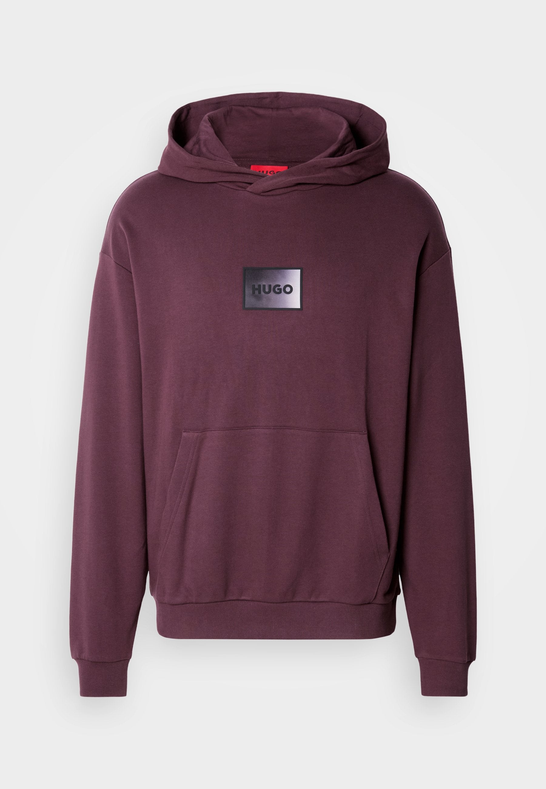 Bordeauxroter Kapuzenpullover mit Fronttasche, gerippten Bündchen und Saum. Verfügt über einen schwarzen rechteckigen Aufnäher mit dem Logo "HUGO" in der Mitte. Glatte Textur.