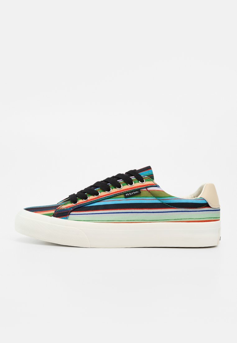 Niedriger Sneaker mit mehrfarbigen horizontalen Streifen, schwarzen Schnürsenkeln, weißer Sohle und beigem Fersenbereich, von der Außenseite gesehen.