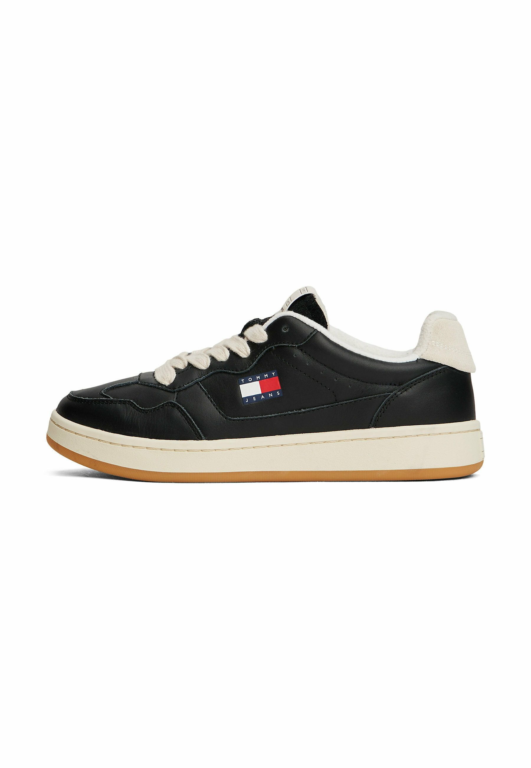 Schwarze Ledersneaker mit cremefarbenen Akzenten, runden Schnürsenkeln, einer dicken weißen Zwischensohle und einem kleinen Markenlogo in Rot und Blau.