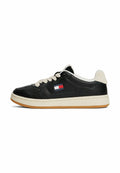 Schwarze Ledersneaker mit cremefarbenen Akzenten, runden Schnürsenkeln, einer dicken weißen Zwischensohle und einem kleinen Markenlogo in Rot und Blau.