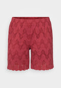 Rote Shorts aus Spitze mit einem Zickzackmuster, versehen mit einem gewellten Saum und einem elastischen Bund für zusätzlichen Komfort.