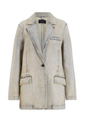 Hellgrauer Acid-Wash-Denim-Blazer mit eingewebten Revers, einem einzelnen schwarzen Knopf und drei Fronttaschen, einschließlich einer Brusttasche.