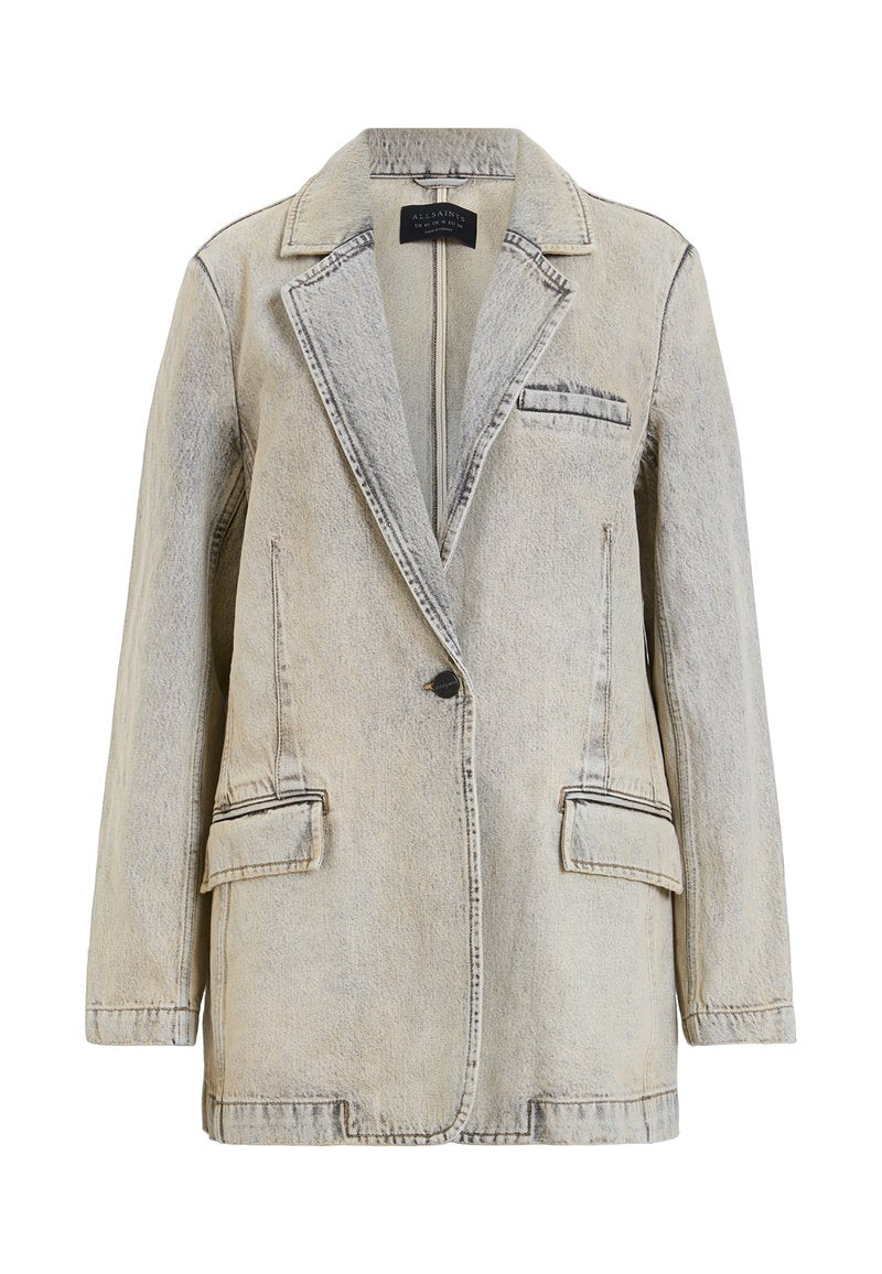 Hellgrauer Acid-Wash-Denim-Blazer mit eingewebten Revers, einem einzelnen schwarzen Knopf und drei Fronttaschen, einschließlich einer Brusttasche.