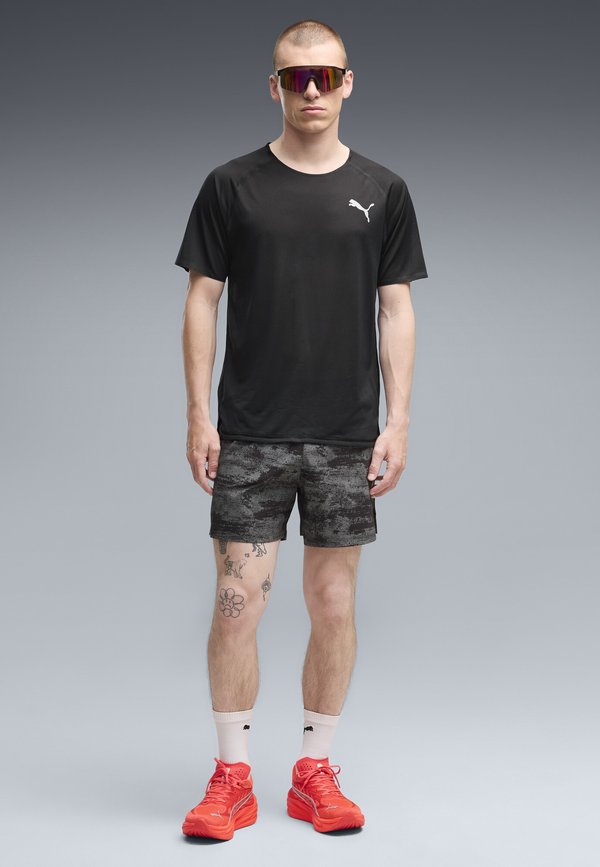 Puma M DREAMRUN 5" BRIGHTSTRIDE AOP SHORT - Sports shorts - puma black