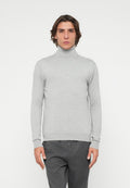 Hellgrauer Rollkragenpullover aus weichem, geripptem Material mit enganliegenden Ärmeln und Saum, getragen zu dunkelgrauen Hosen. Schlichtes Design ohne Muster.