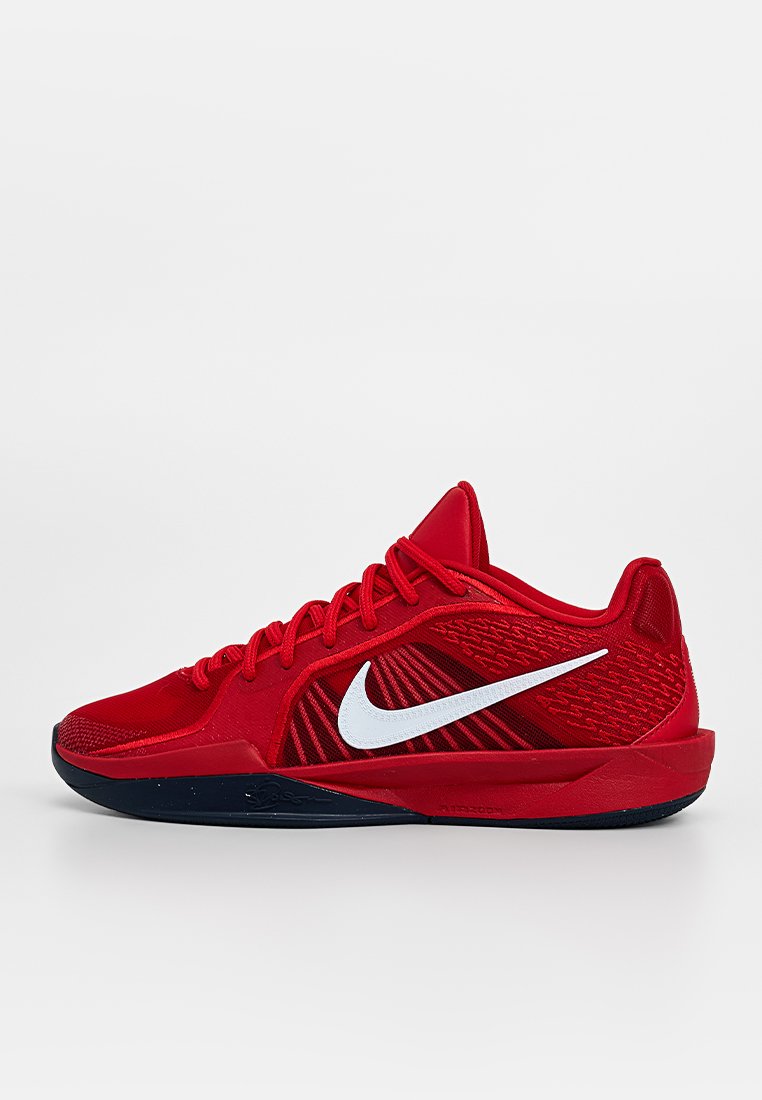 Roter Sportschuh mit strukturiertem Mesh-Obermaterial, markantem weißen Nike-Swoosh und navyblauer Sohle. Verfügt über ein Schnürsystem und gemusterte Akzente.