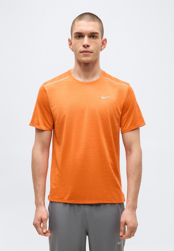 Nike Performance MILER  - Sports T-shirt - safety orange/campfire orange