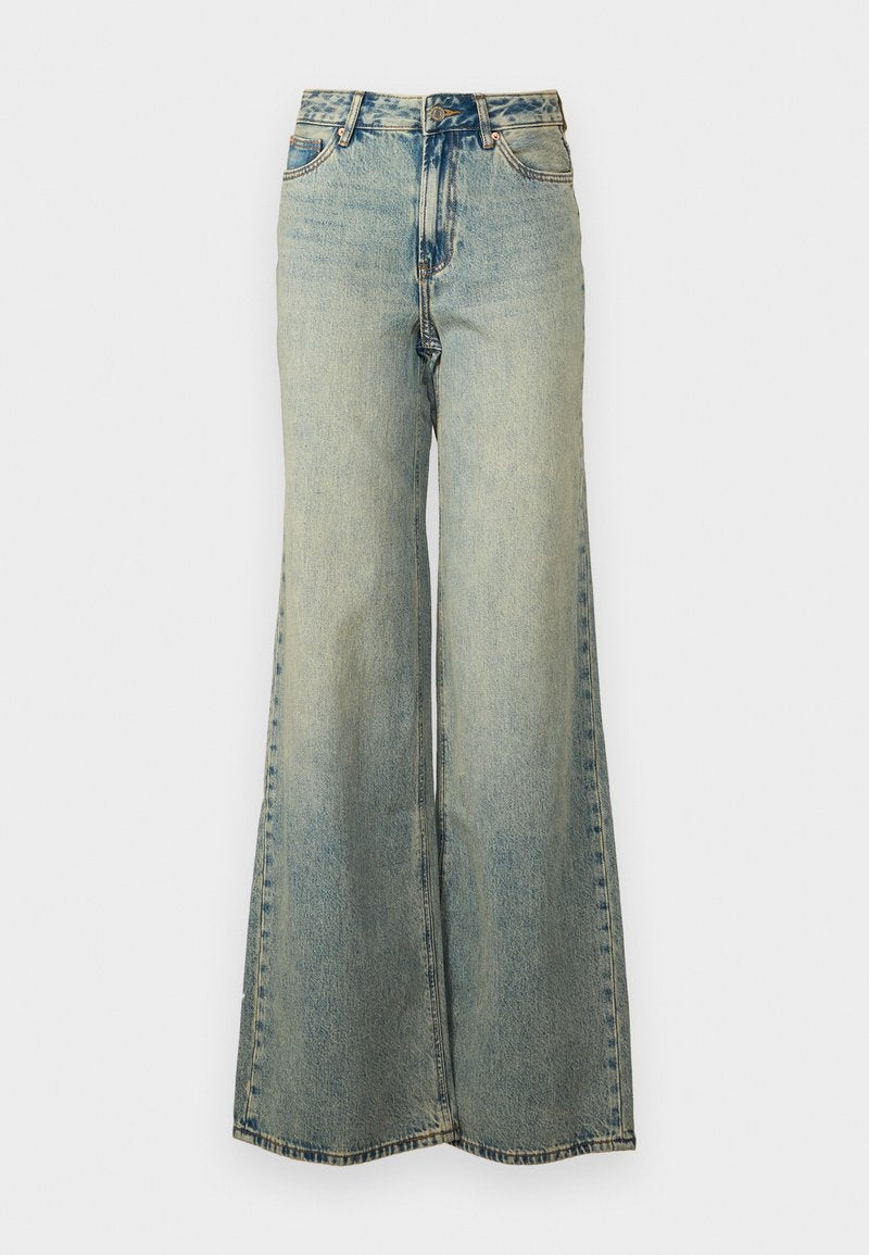 Helles blauweite Jeans im Denim-Stil mit hoher Taille, ausgewaschenem Finish und seitlichen Taschen mit sichtbaren Nähten.