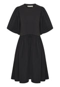 Schwarzes Baumwollkleid mit kurzen Puffärmeln, einem taillierten Oberteil und einem gerafften Rock. Verfügt über seitliche Taschen und eine weiche, glatte Textur.