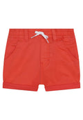 Rote Baumwollshorts mit elastischem Bund, weißem Kordelzug, zwei vorderen Taschen und aufgerollten Säumen. Glatte Textur und lässiges Design.