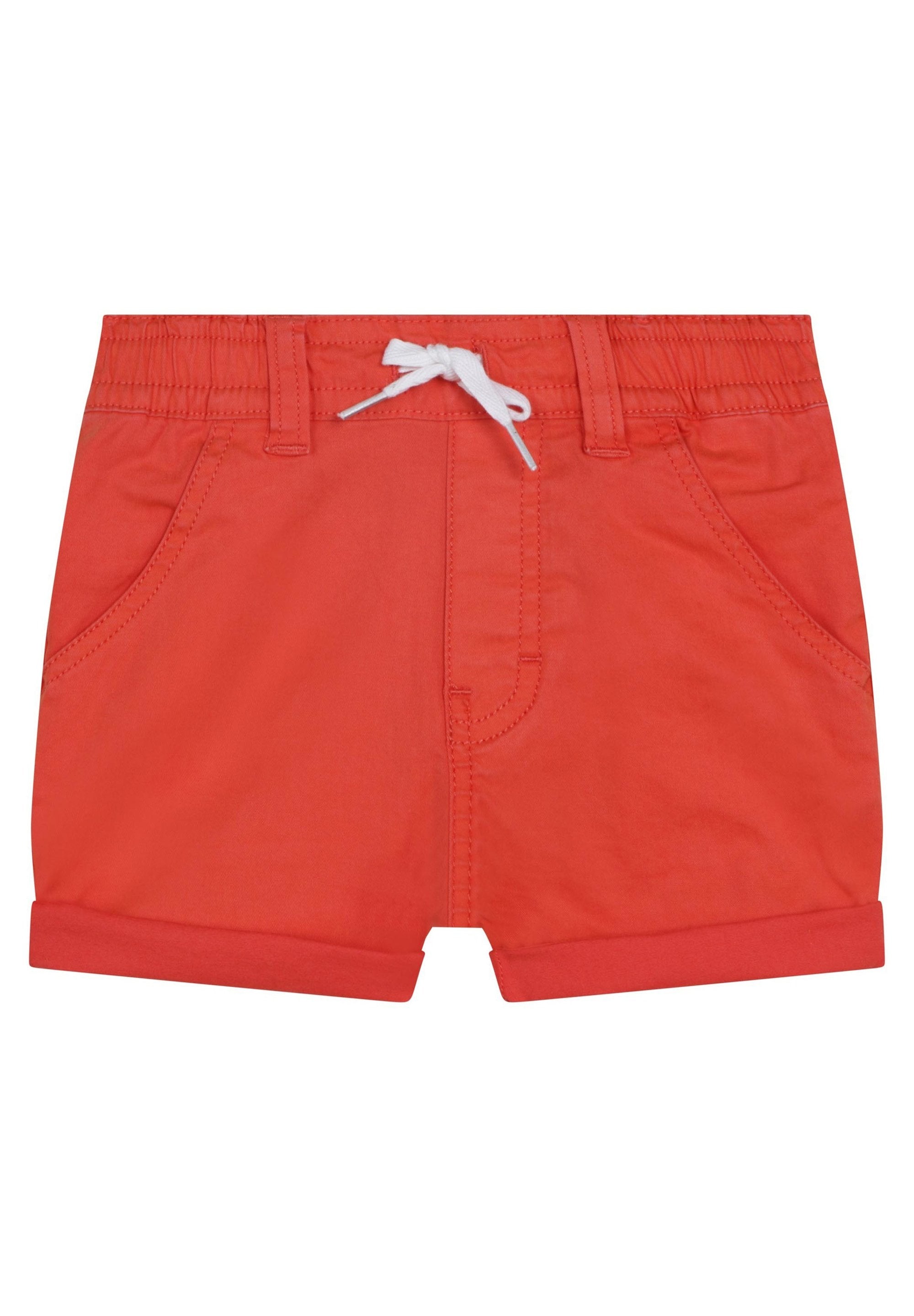 Rote Baumwollshorts mit elastischem Bund, weißem Kordelzug, zwei vorderen Taschen und aufgerollten Säumen. Glatte Textur und lässiges Design.
