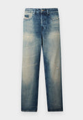 Blaue Jeans mit geradem Bein, ausgewaschenem Look und Used-Details, mit Frontal- Taschen, Knopf- und Reißverschluss, vor schlichtem Hintergrund präsentiert.