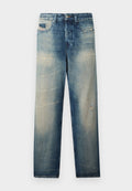 Blaue Jeans mit geradem Bein, ausgewaschenem Look und Used-Details, mit Frontal- Taschen, Knopf- und Reißverschluss, vor schlichtem Hintergrund präsentiert.