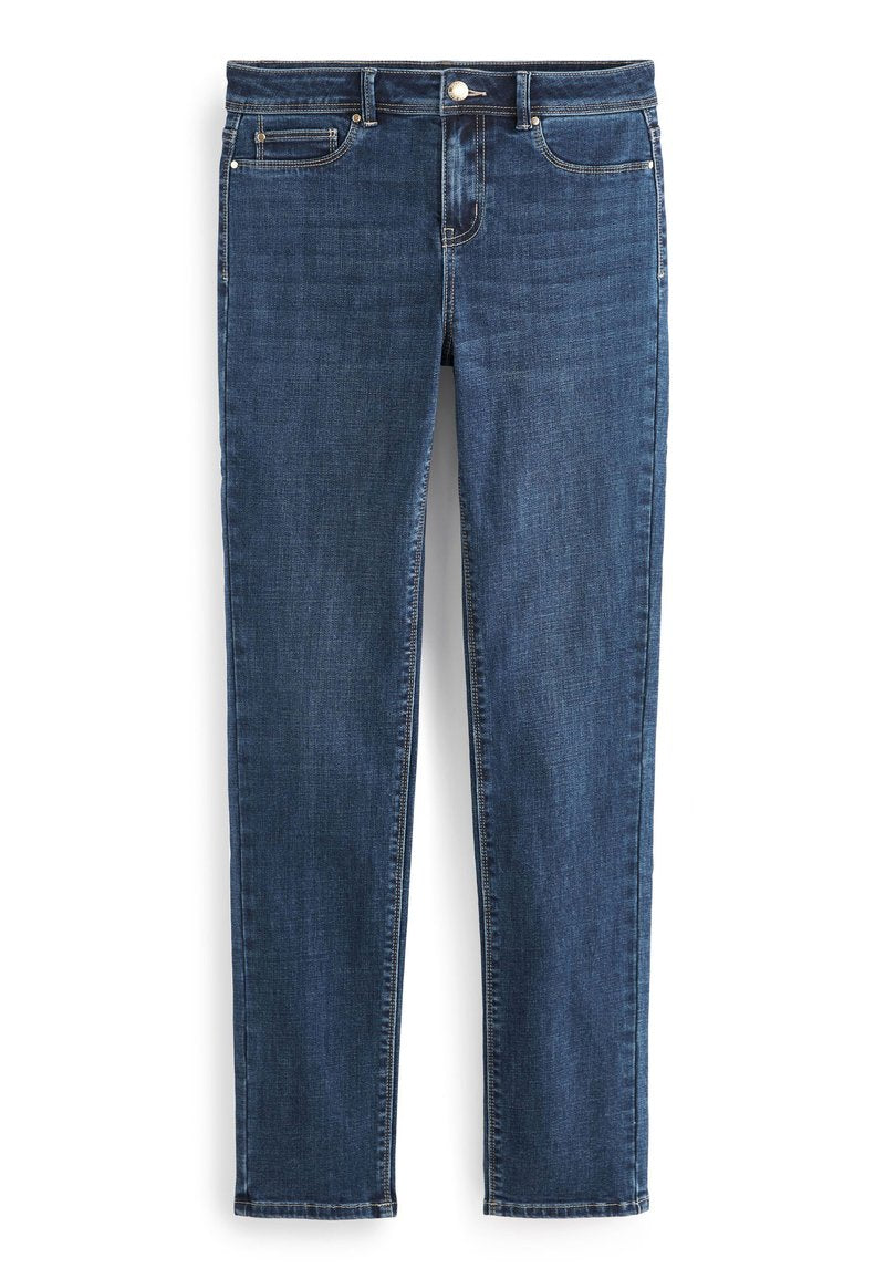 Dunkelblaue, schlank geschnittene Jeans aus Denim mit fünf Taschen, Knopfverschluss und Gürtelschlaufen, flach auf einem weißen Hintergrund präsentiert.