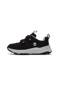 Schwarze Sportschuhe mit einem Mesh-Obermaterial, zwei verstellbaren Klettverschlussriemen und einer grauen Gummisohle mit strukturiertem Muster. Logo Nähe der Ferse.