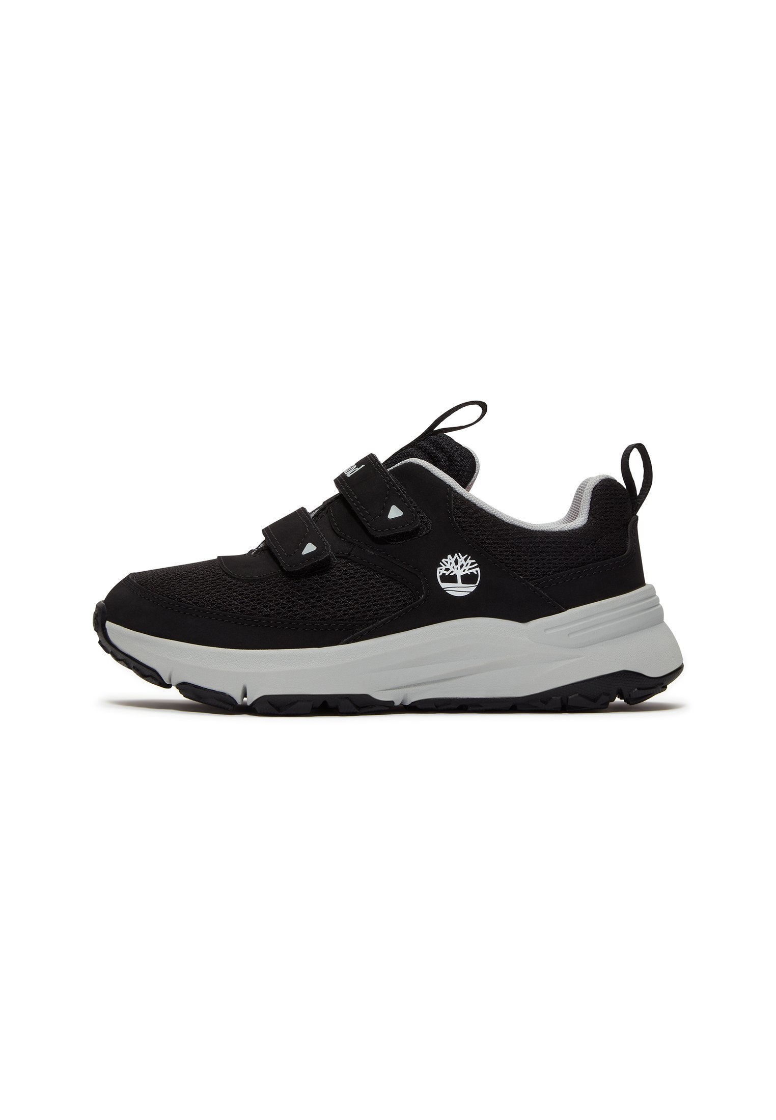 Schwarze Sportschuhe mit einem Mesh-Obermaterial, zwei verstellbaren Klettverschlussriemen und einer grauen Gummisohle mit strukturiertem Muster. Logo Nähe der Ferse.