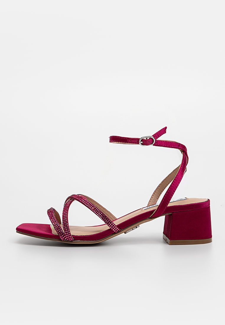 Fuchsia-farbene Sandalen mit Blockabsatz, ausgestattet mit mehreren Kreuzriemen und Strass-Akzenten. Glattes Material mit strukturiertem Finish.