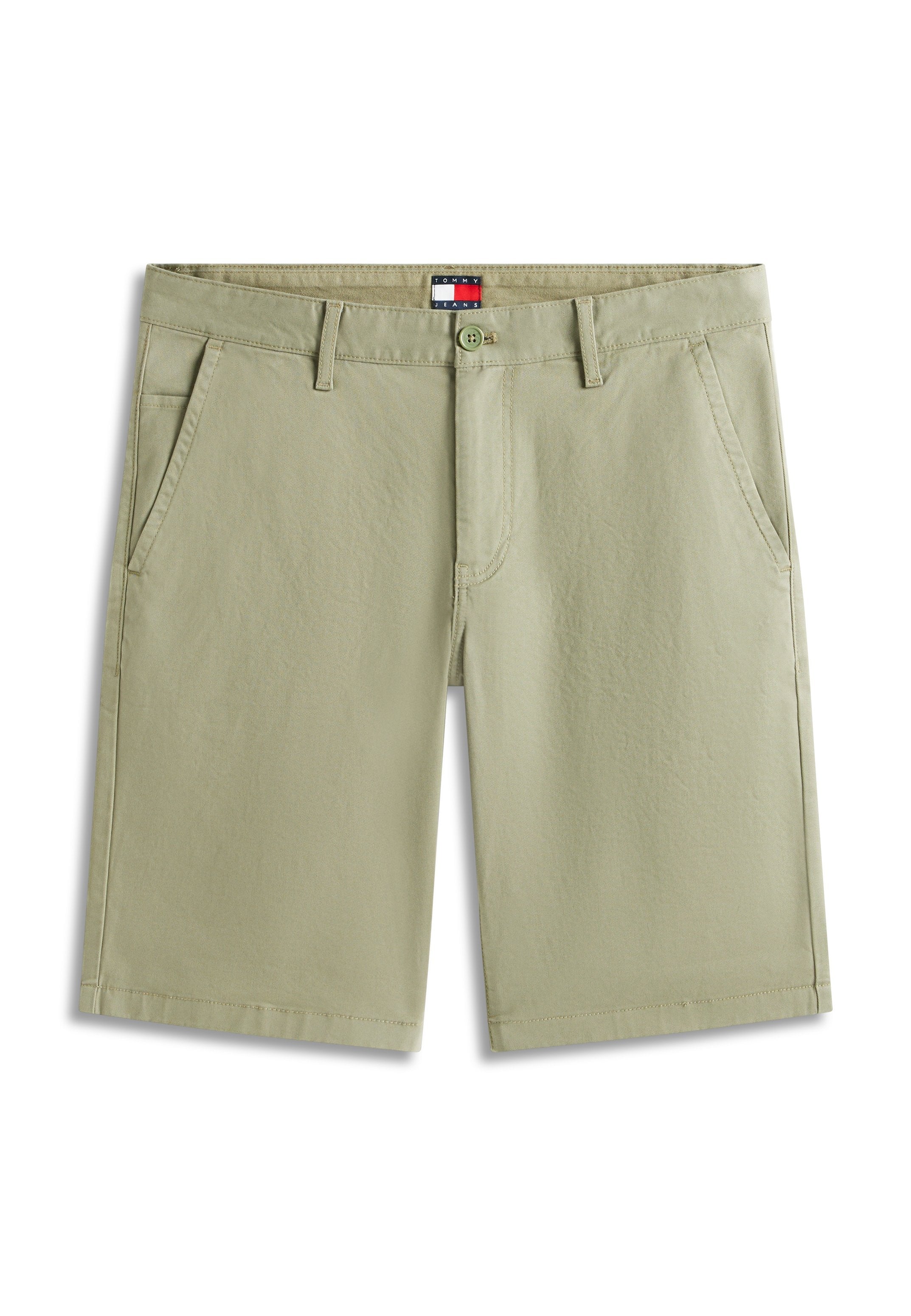 Beige kniehohe Herren-Shorts mit Seitentaschen, Gürtelschlaufen, Knopfverschluss und Tommy Jeans-Label auf dem inneren Bund.
