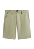Beige kniehohe Herren-Shorts mit Seitentaschen, Gürtelschlaufen, Knopfverschluss und Tommy Jeans-Label auf dem inneren Bund.