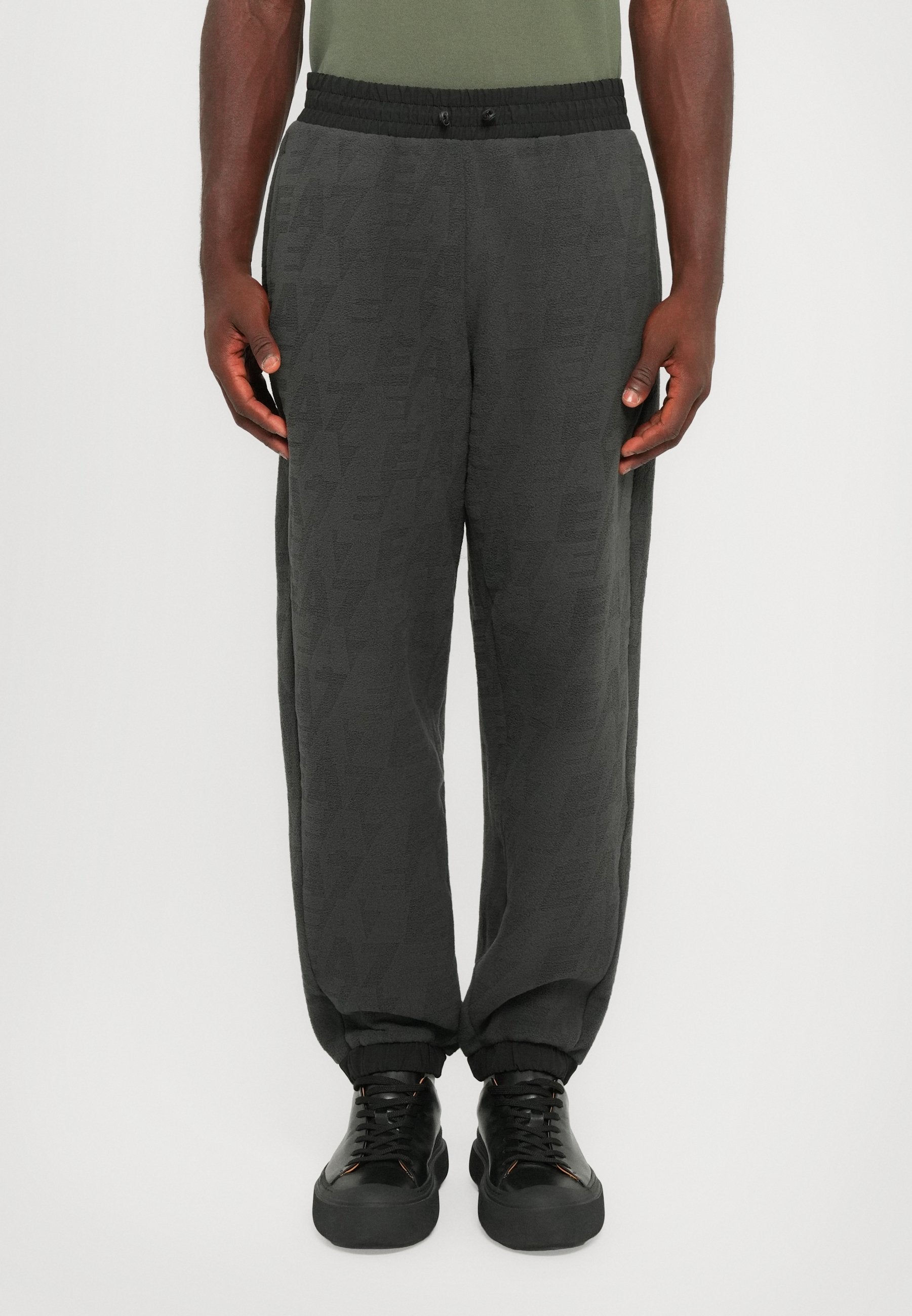 TRAIN LOGO SERIES PANTS Media 3