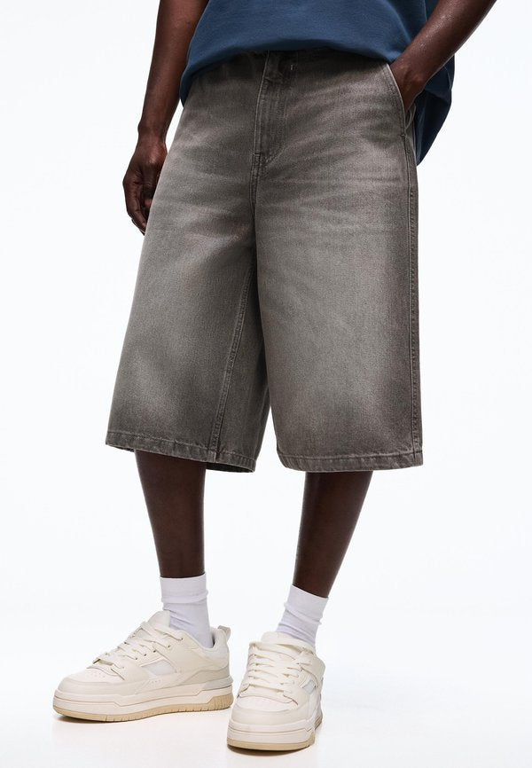 Bershka BAGGY BERMUDA - Denim shorts - grey
