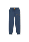 Navyblaue Jogginghosen mit elastischem Bund, senfgelbem Kordelzug, Seitentaschen, gerippten Bündchen und orangefarbenem "Timberland"-Logo am linken Oberschenkel.