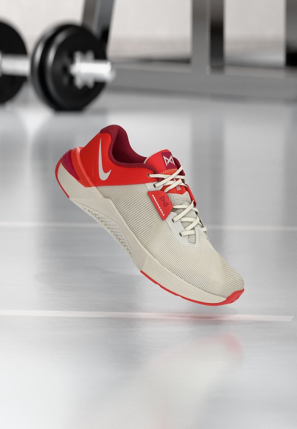 Nike Performance METCON 10 - Training shoe - picante red/phantom/tough red/light orewood brown