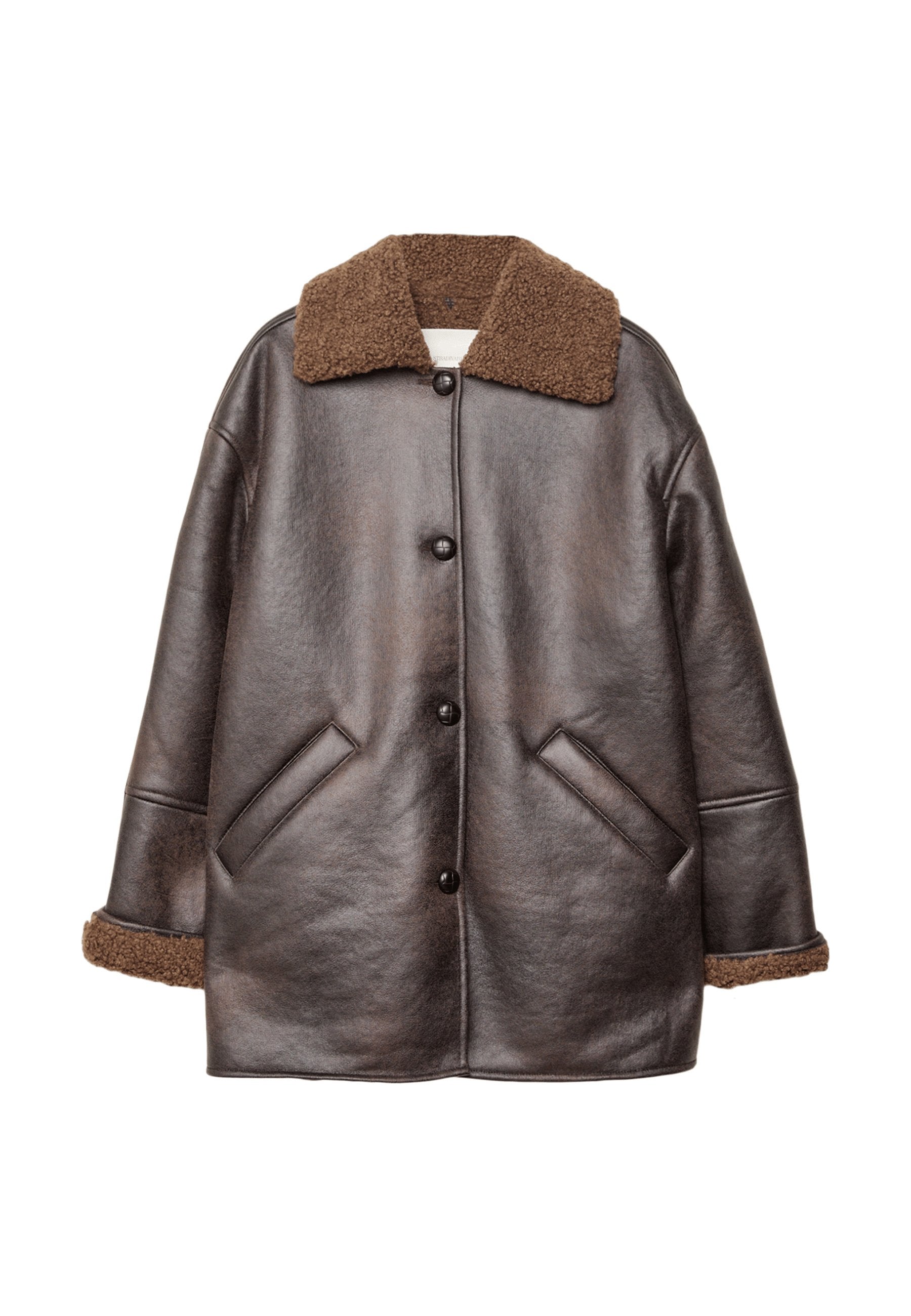 Braune Kunstlederjacke mit einem Schaffellkragen, Knopfverschluss, seitlichen Taschen und strukturierten braunen Bündchen. Lockere Passform und mittellanges Design.