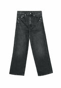 Schwarze weite Jeans aus Denim mit einem schlichten Design, leicht distressed, fünf Taschen und einer Knopfverschluss.