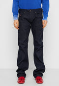 Dunkelblaue Jeans aus Denim mit geradem Bein, ausgestattet mit einem frontalen Knopfverschluss, fünf Taschen und roten Logoakzenten an der Seite.
