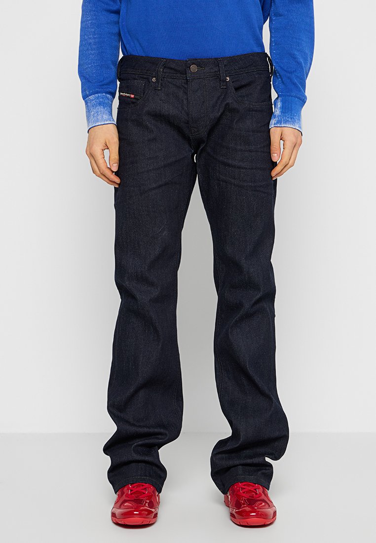 Dunkelblaue Jeans aus Denim mit geradem Bein, ausgestattet mit einem frontalen Knopfverschluss, fünf Taschen und roten Logoakzenten an der Seite.