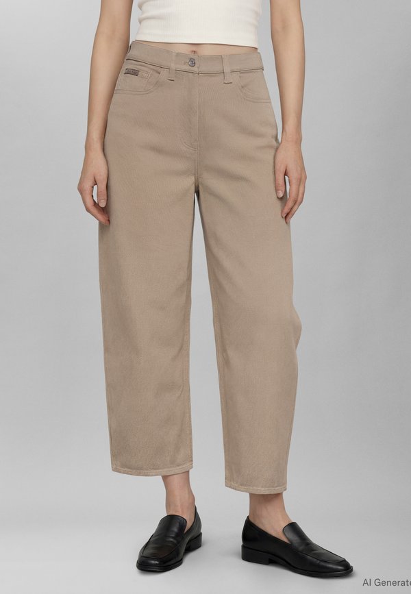 Calvin Klein Jeans CROPPED BARREL - Relaxed fit jeans - roasted cashew