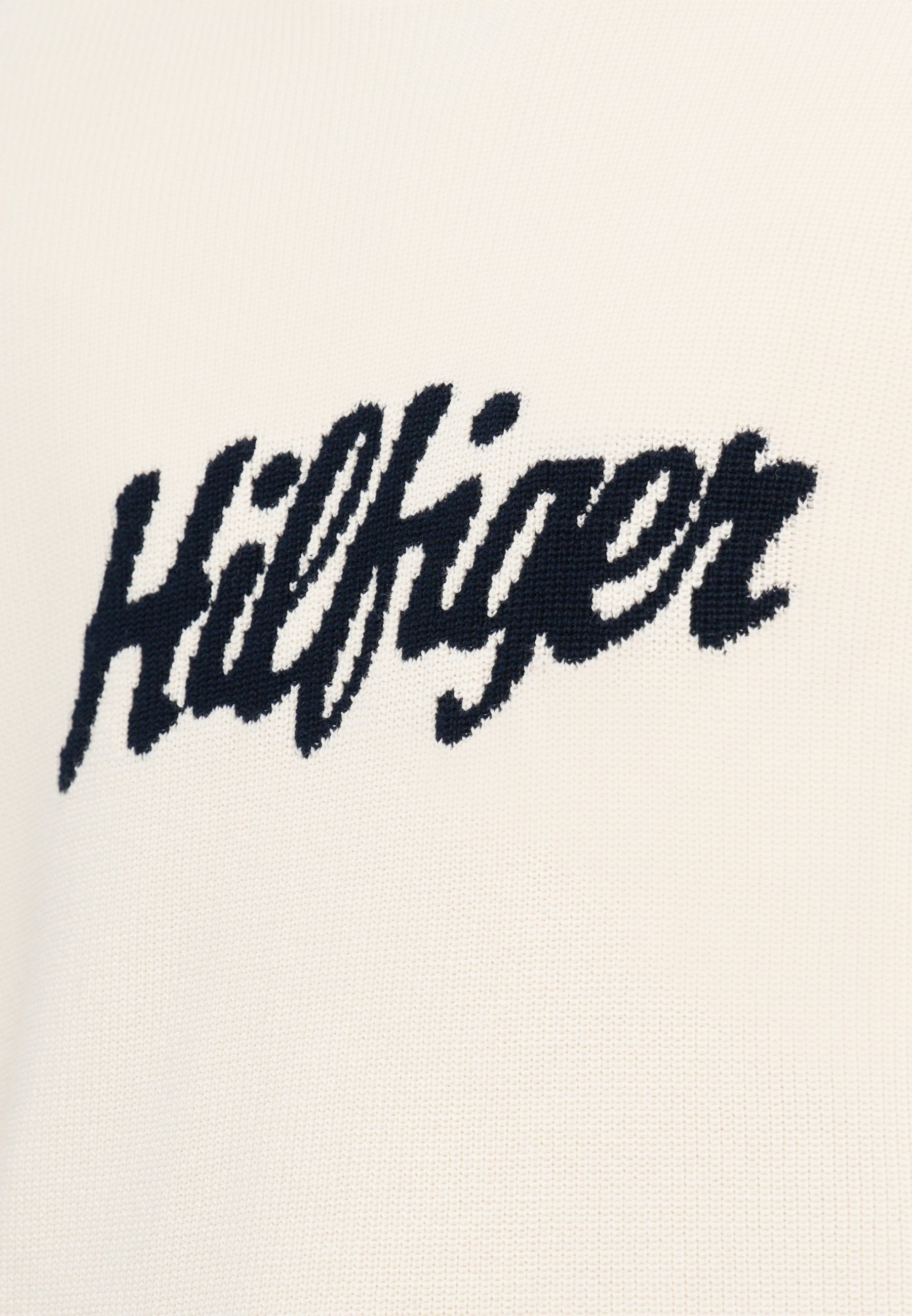 SEASONAL GRAPHIC C NECK Media 6