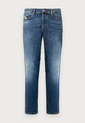 Blaue Jeans aus Denim mit geradem Schnitt, ausgestattet mit einem klassischen Fünf-Taschen-Design, leichter Ausbleichung und einem Knopfverschluss an der Taille.