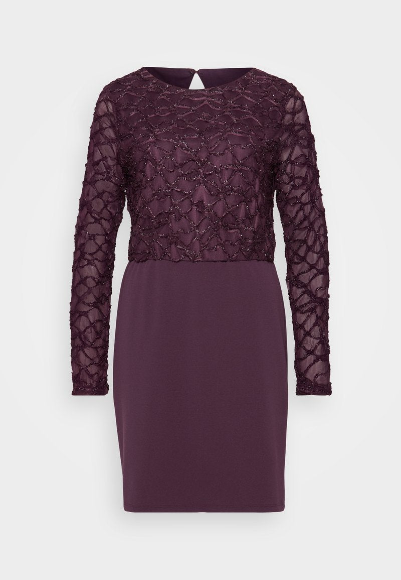 Lila Kleid mit langen, durchsichtigen Ärmeln, die mit bestickter floralem Perlenmuster auf dem Oberteil verziert sind, und einem einfarbigen Unterteil; Rücken mit Schlitzöffnung.
