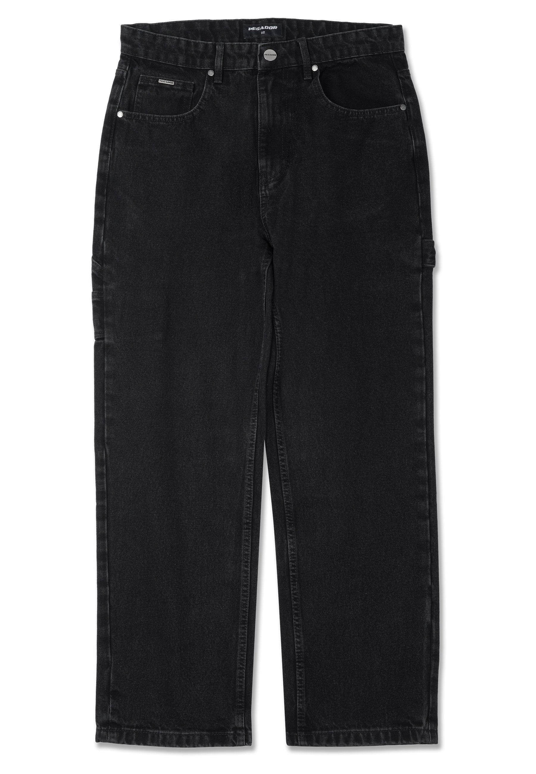 Schwarze Jeans mit geradem Bein, fünf Taschen, Gürtelschlaufen und einem Metallknopfverschluss.