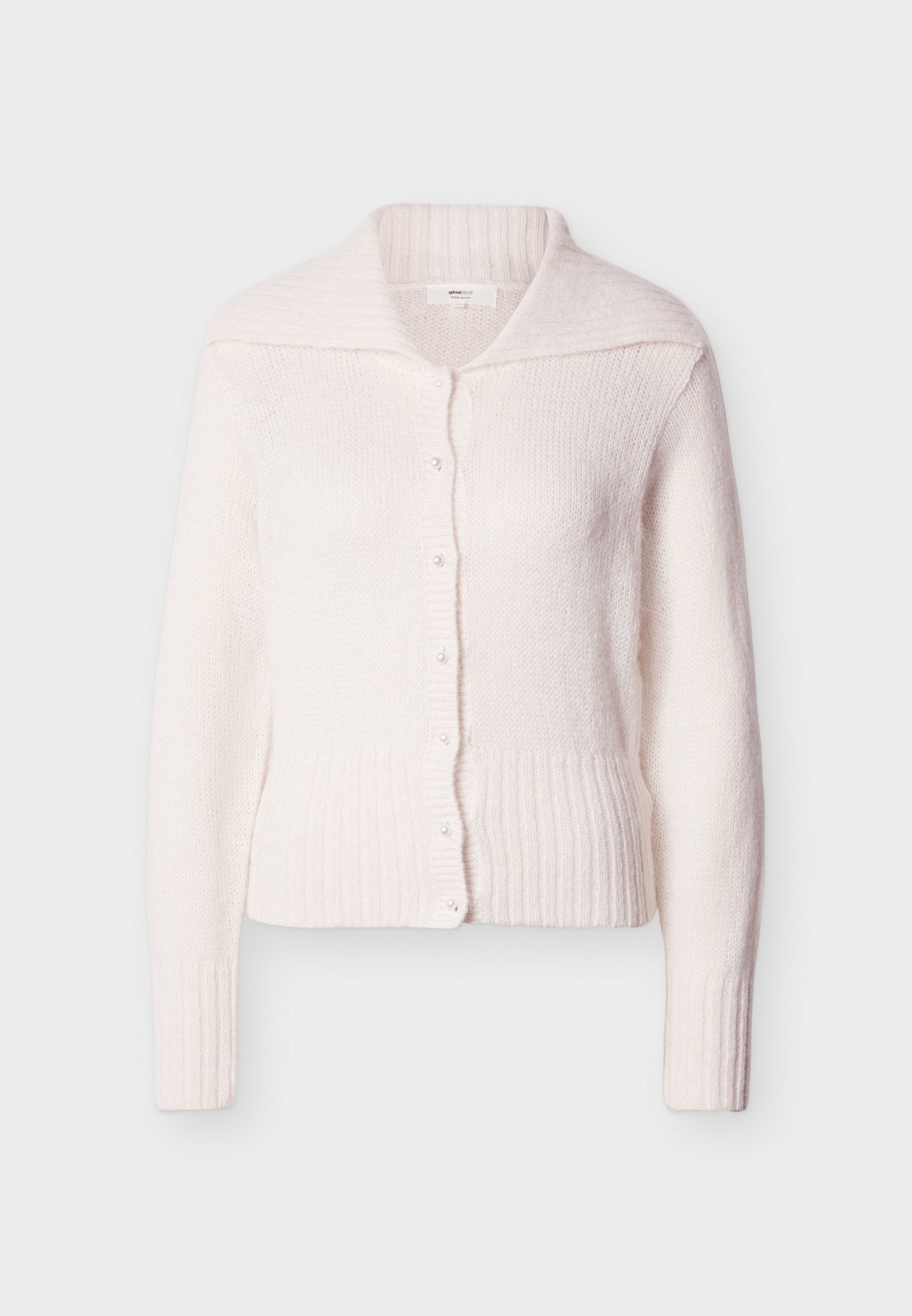 Weißer Cardigan aus weichem Strickmaterial, mit geripptem Saum und Bündchen, breitem Kragen und Knopfleiste vorne mit passenden Knöpfen.